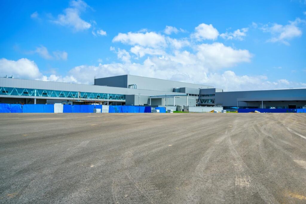 Modernes Industriegebäude und Lagerhalle unter blauem Himmel – Symbolbild für „Wir kaufen deine Retouren“ von Get Rid Of It